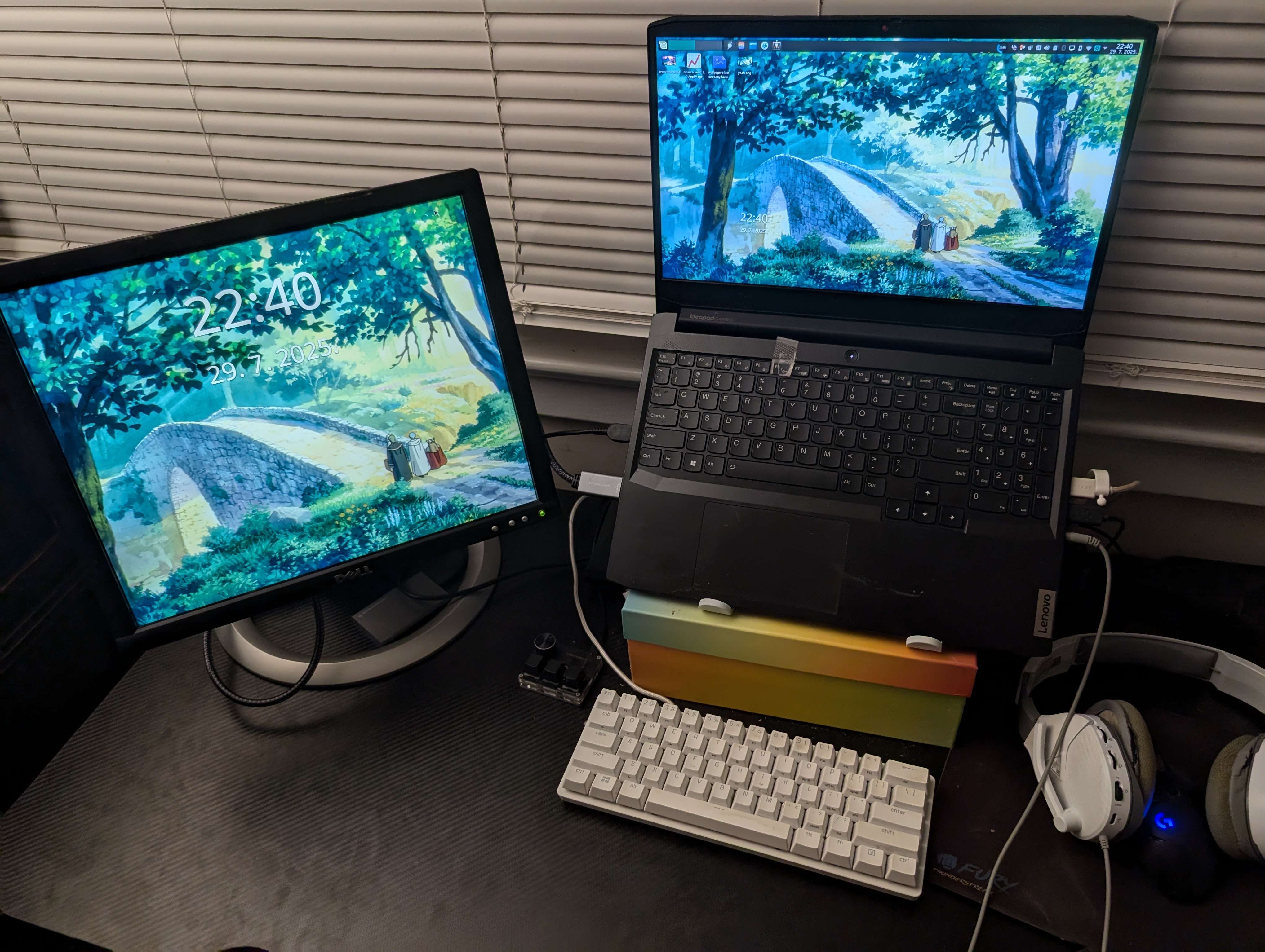 
    On the left you have a 4:3 (or 5:4 i dont know) Dell monitor hooked up to the Laptop in the middle propped up on a box with a laptop stand as well.